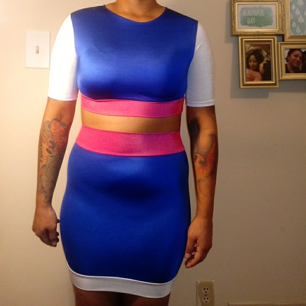 Alluring Sexy Cropped Top and Skirt Set - Picture 2 of 8
